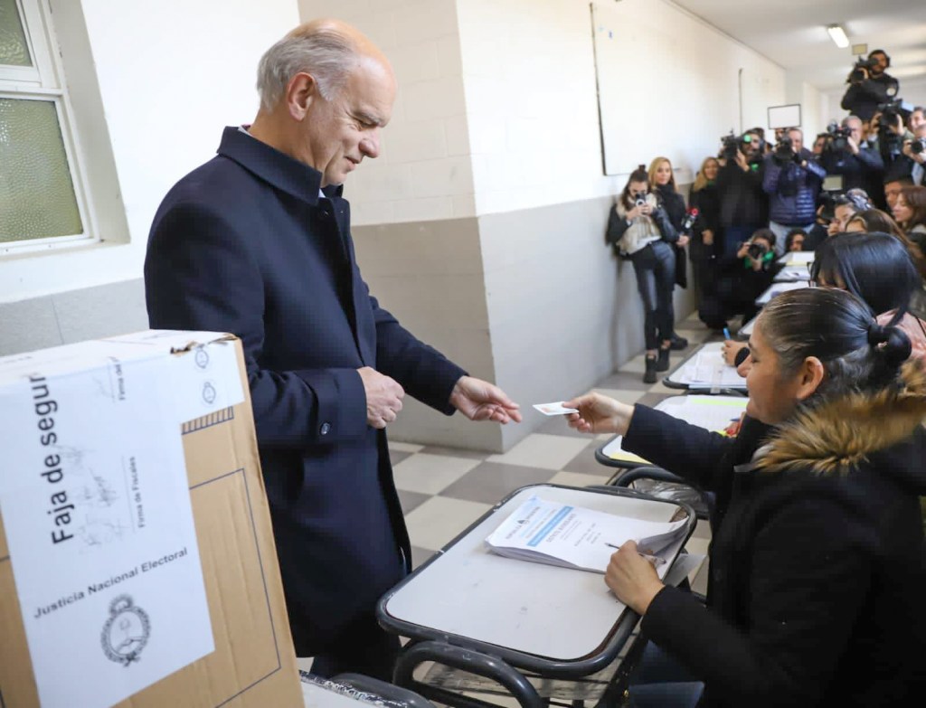 Grindetti votó en Lanús y aseguró que es «un momento donde uno opina con la razón y el&nbsp;corazón”