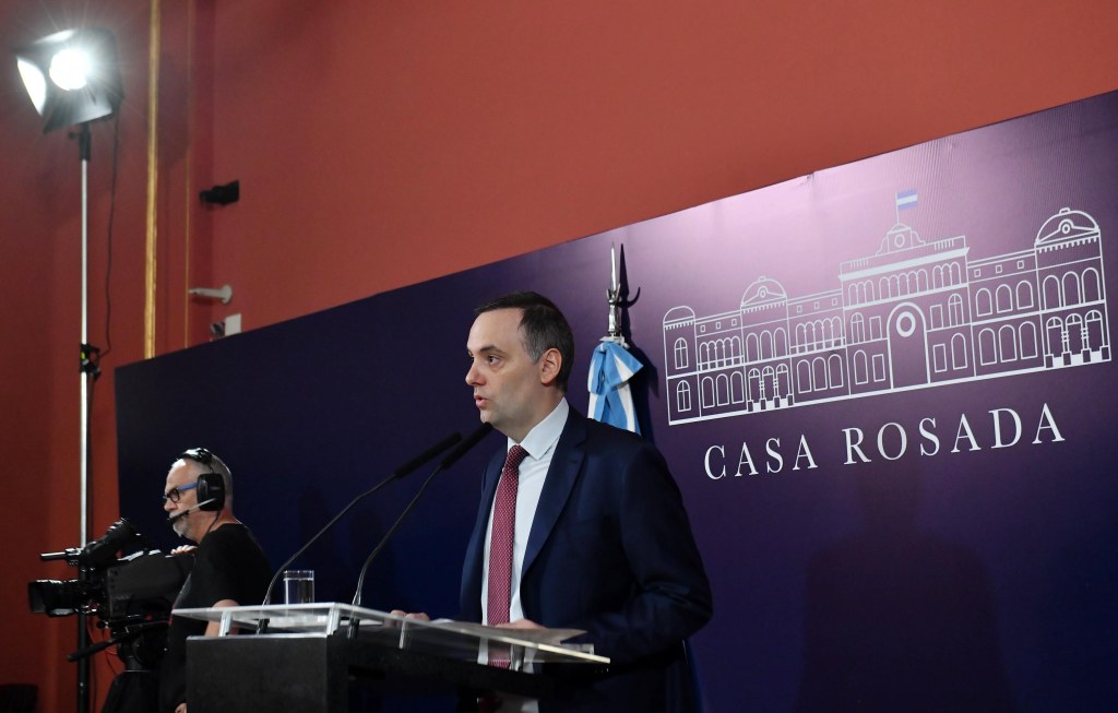 Adorni: «Este 1% de inflación diaria nos deja inmersos en una&nbsp;hiperinflación»