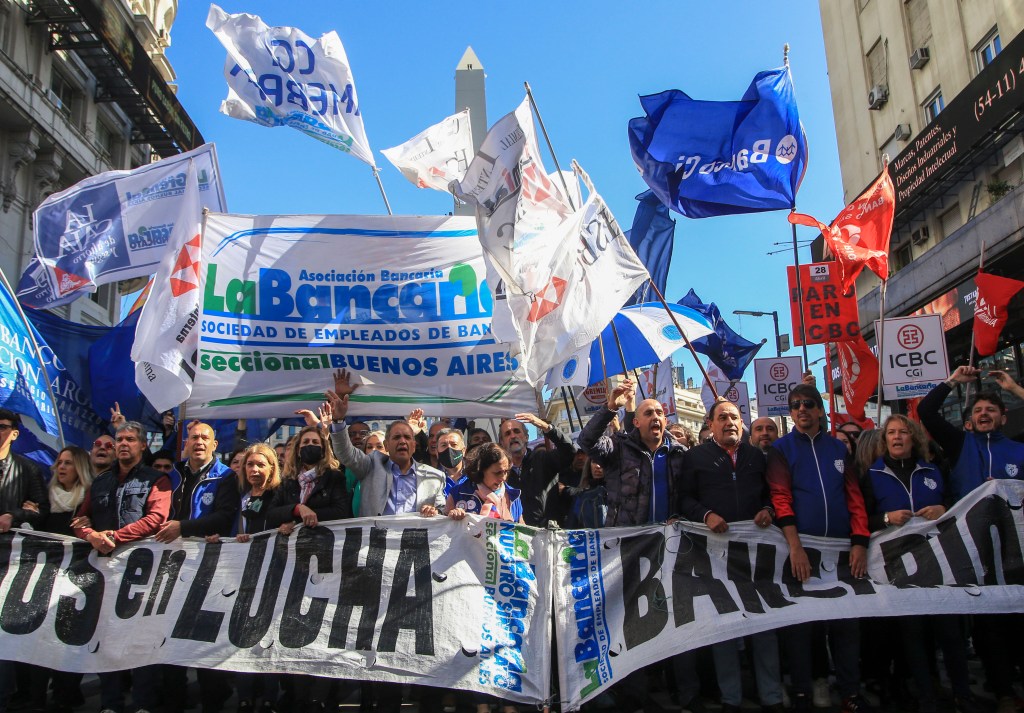 Paritarias mensuales o bimestrales y revisión retroactiva: las estrategias de los&nbsp;gremios