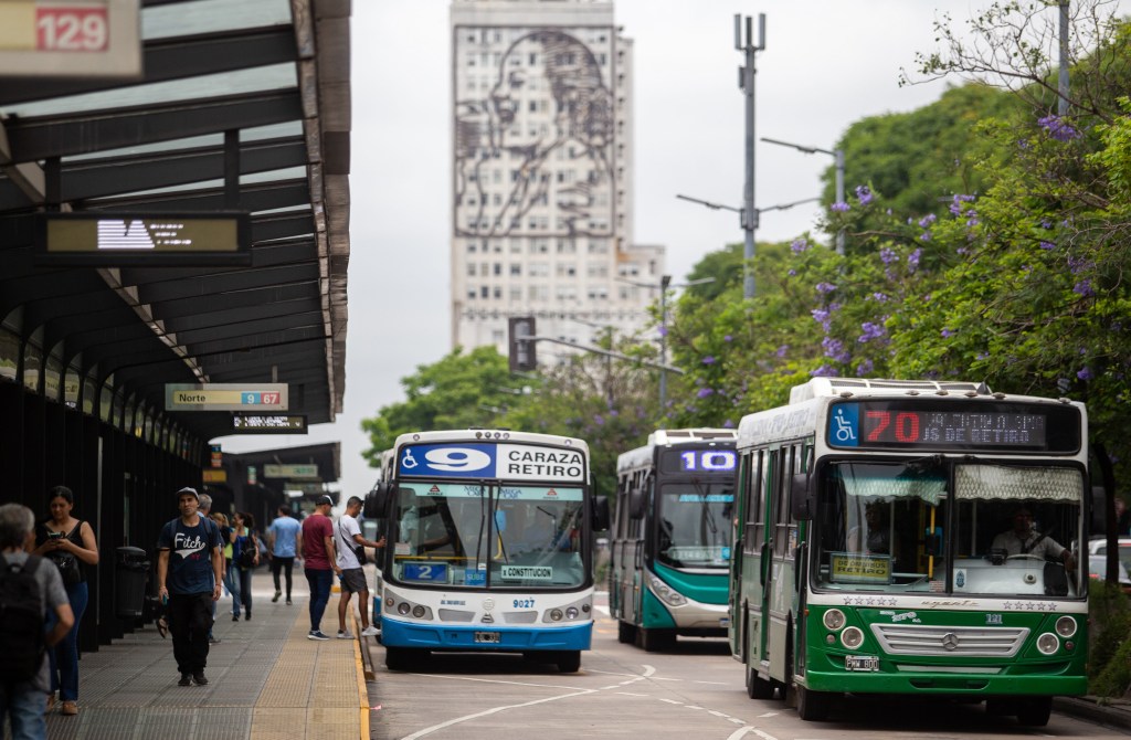 Viajar en colectivo y trenes cada vez más caro: cuánto costará el boleto&nbsp;mínimo