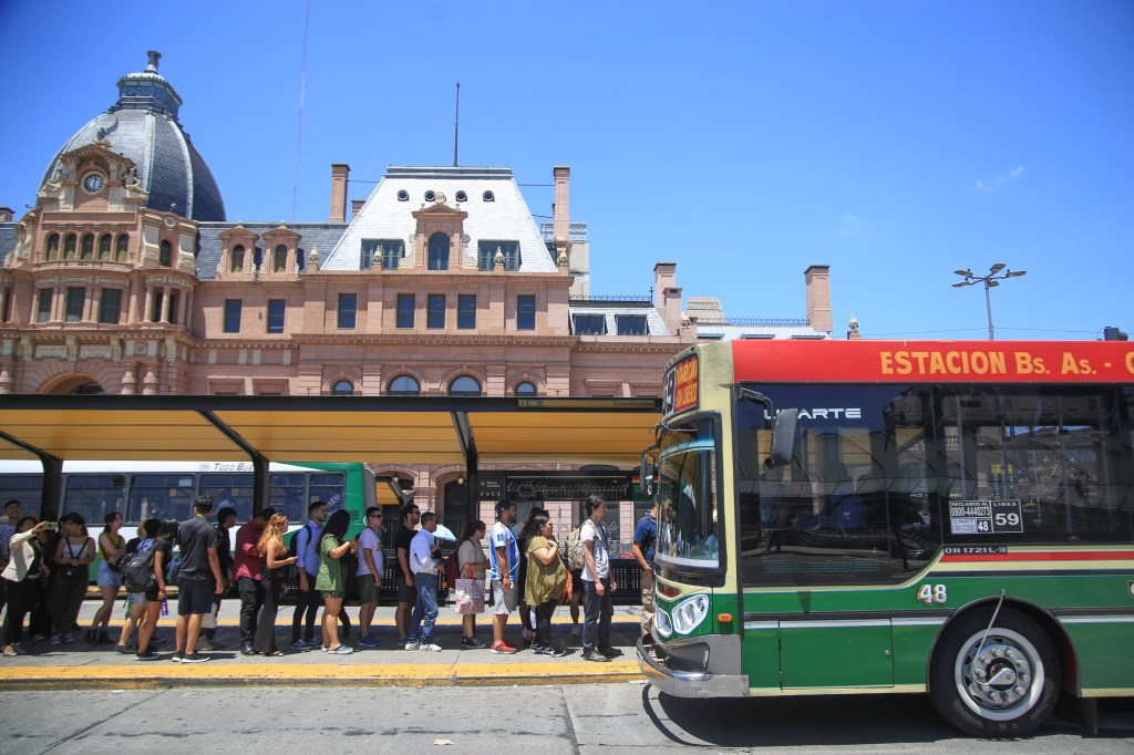 Colectivos y trenes aumentan 45% desde el lunes y en febrero será aún&nbsp;más