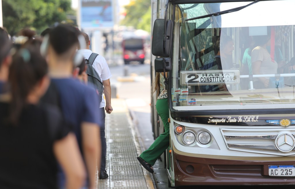 Rige el paro de colectivos en el AMBA: qué líneas no&nbsp;circulan