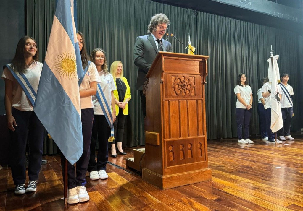 Milei inauguró el ciclo lectivo 2024 en el colegio donde estudió: «Cuando arranqué lo hice bastante más a la&nbsp;izquierda»
