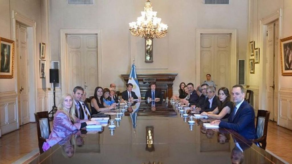 Milei reunió a su equipo con Menem y Villarruel incluidos tras el rechazo del DNU en el&nbsp;Senado