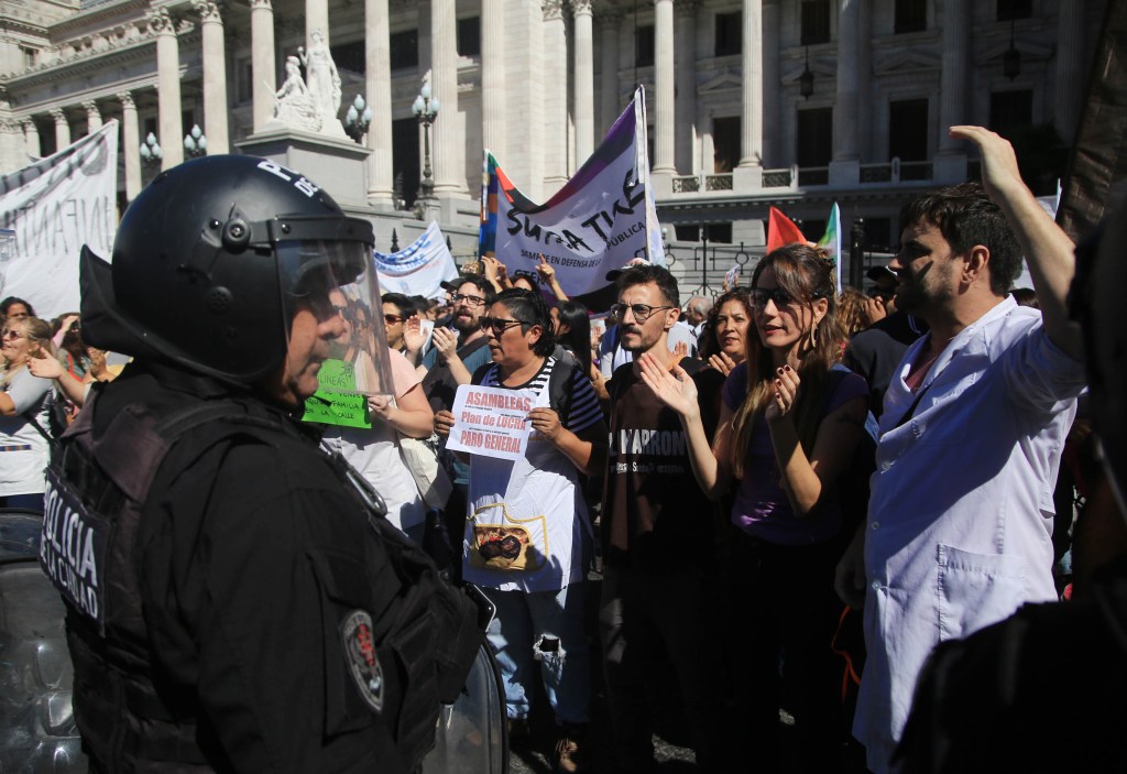 Paro y movilización de CTERA: incidentes entre manifestantes y la Policía de la Ciudad por la aplicación del protocolo&nbsp;antipiquetes